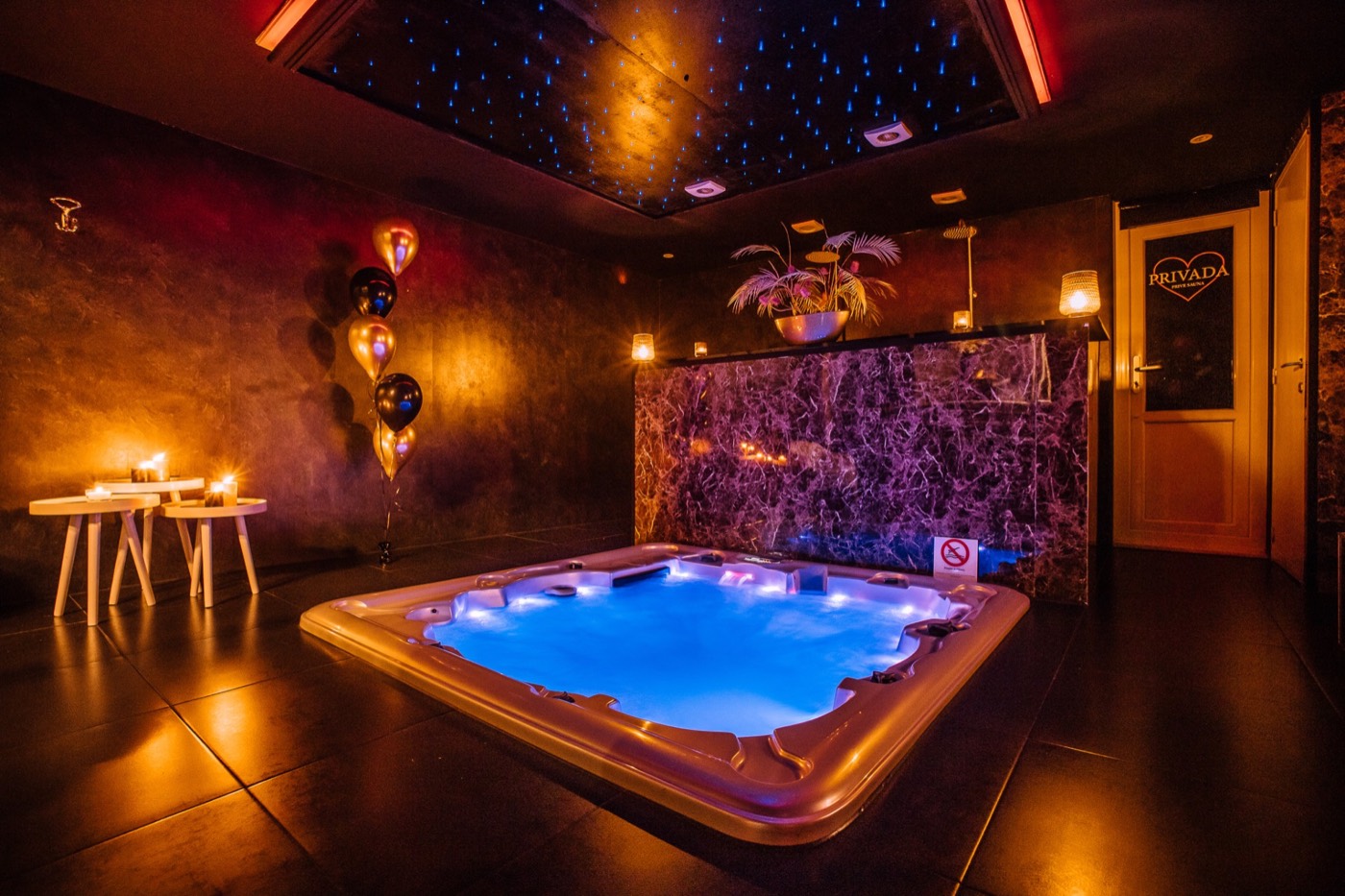 Hot tub at Sauna Privada in Rotterdam with jets and mood lighting