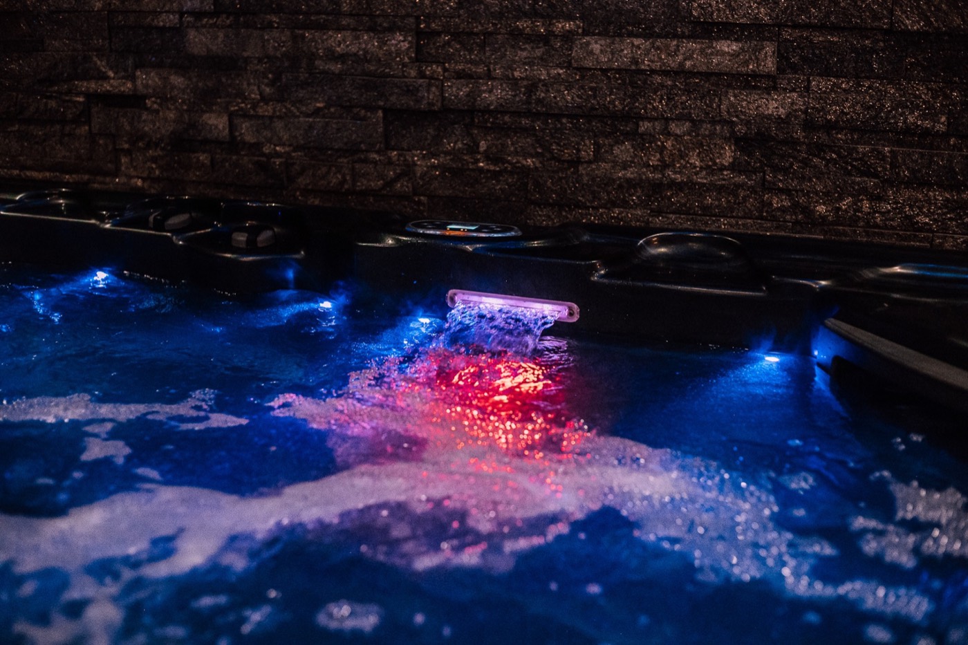 Hot tub at Sauna Privada in Rotterdam with jets and mood lighting