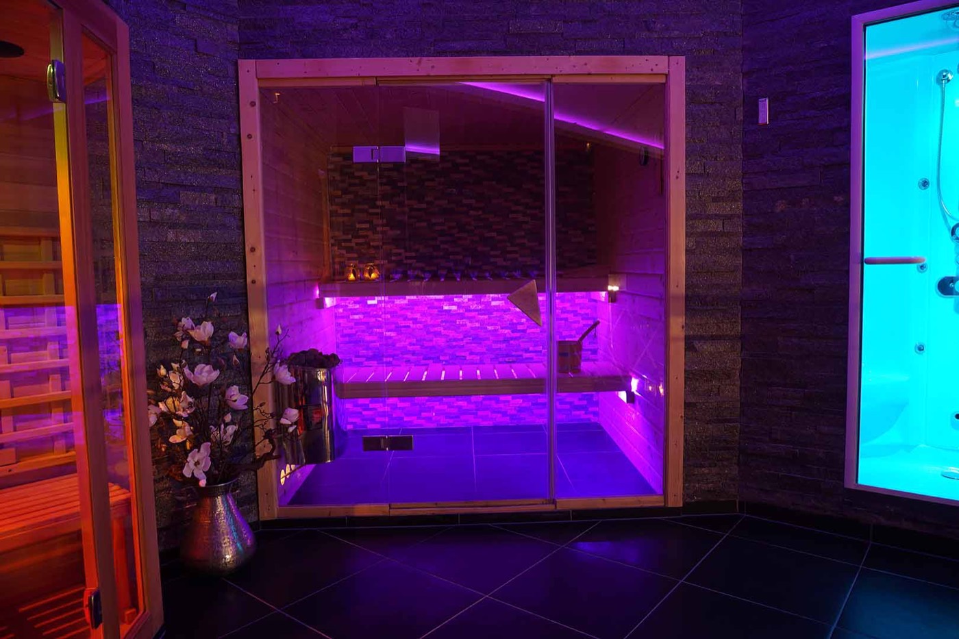 Finnish sauna at Sauna Privada in Rotterdam with wooden benches