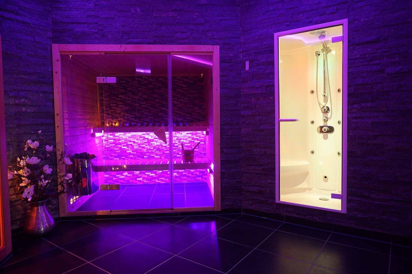 Finnish sauna at Sauna Privada in Rotterdam with wooden benches