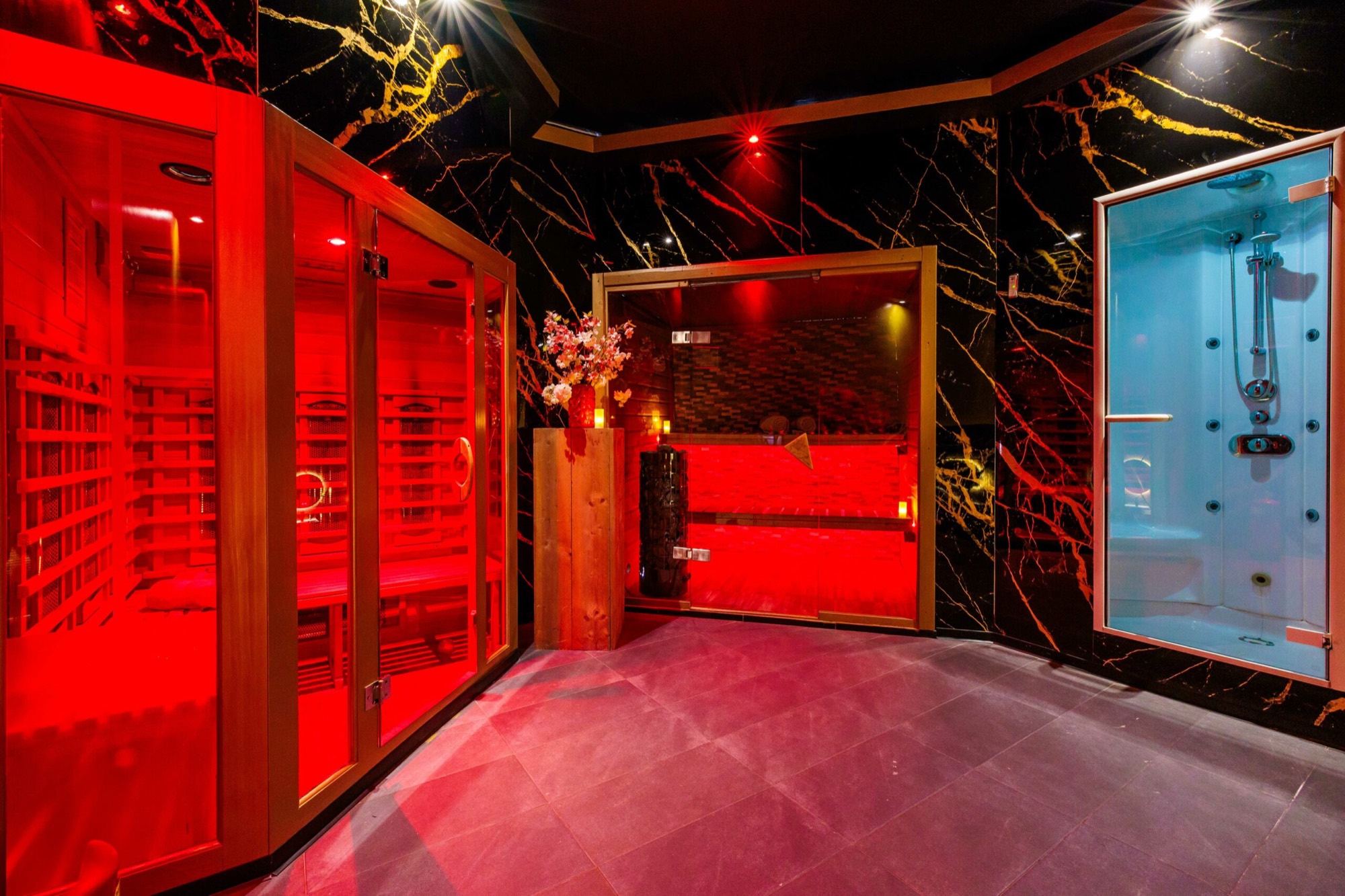 Luxury private sauna at Sauna Privada in Rotterdam with infrared sauna, Finnish sauna and steam shower