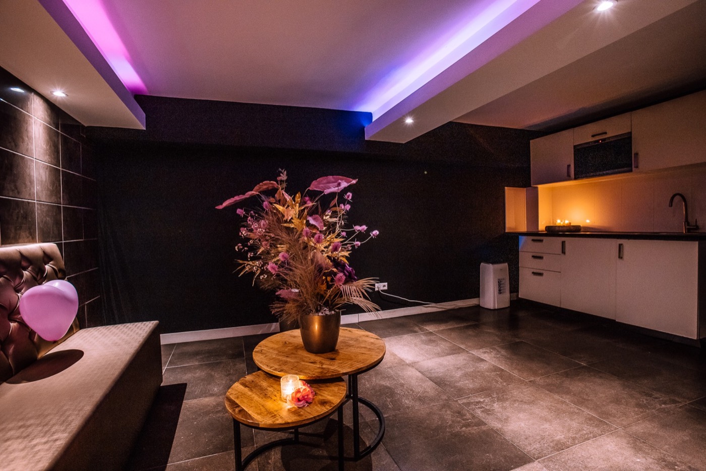 Lounge with kitchen and minibar at private sauna Sauna Privada