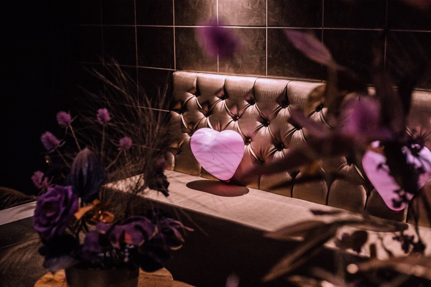 Lounge at Sauna Privada in Rotterdam with sofa and television