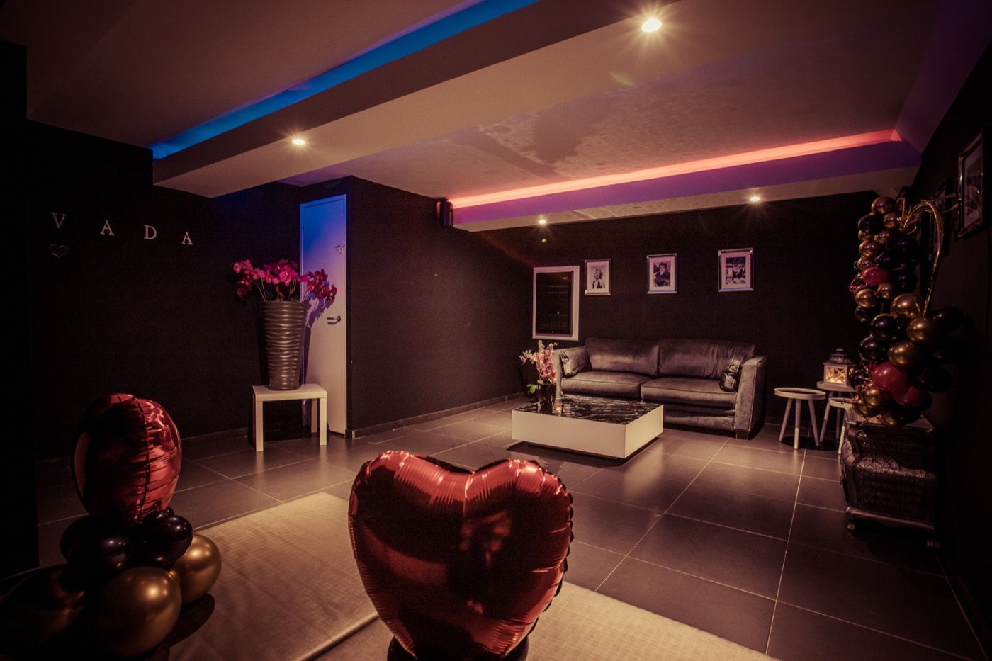 Lounge at Sauna Privada in Rotterdam with sofa and television