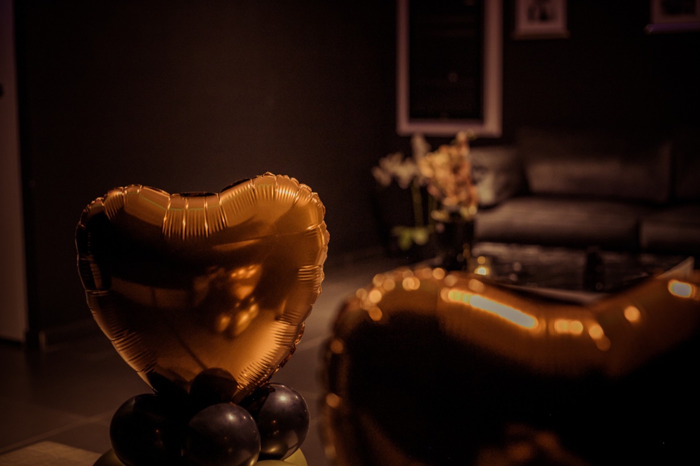 Lounge at Sauna Privada in Rotterdam with sofa and television