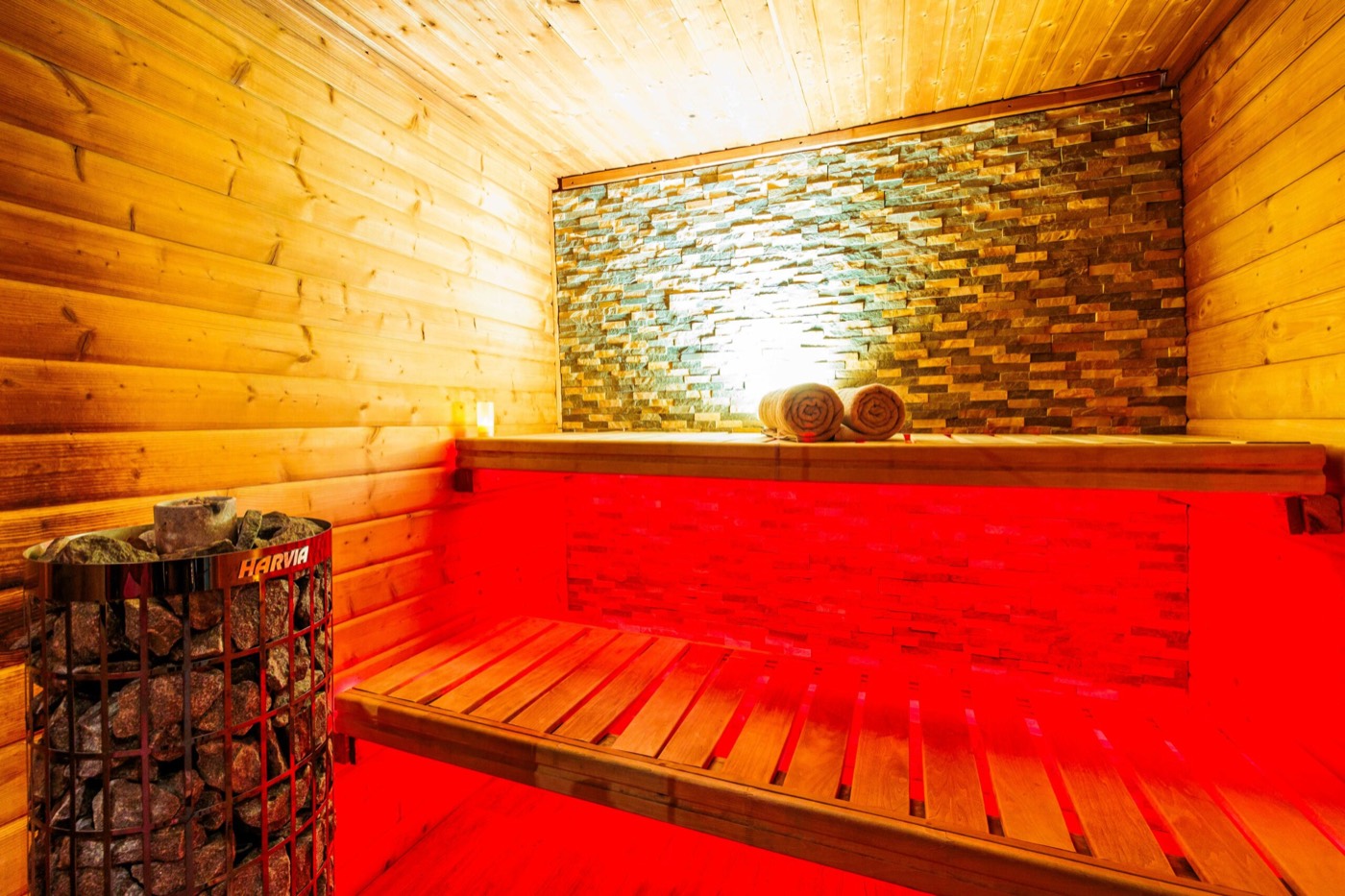 Luxury sauna interior with black marble and gold accents at Sauna Privada Rotterdam